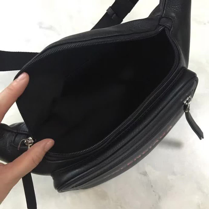 BALENCIAG巴黎世家 爆款 專櫃同步更新 斜挎胸包腰包 小牛皮材質 前面拉鏈口袋 簡約兩用包  BL1512